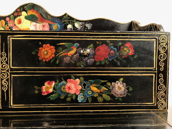 Bonheur du jour en bois laqué noir à riches décors peints de fleurs et d’oiseaux, Napoléon III