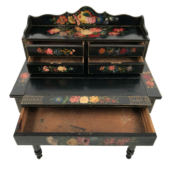 Bonheur du jour en bois laqué noir à riches décors peints de fleurs et d’oiseaux, Napoléon III
