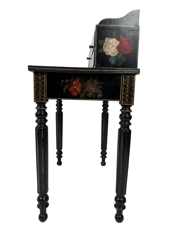 Bonheur du jour en bois laqué noir à riches décors peints de fleurs et d’oiseaux, Napoléon III