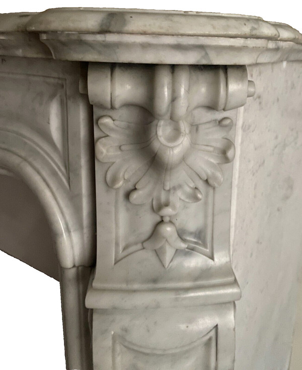 Mantello in marmo bianco di Carrara stile Luigi XV XIX secolo