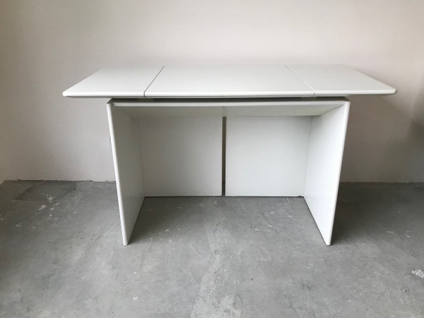 Sideboard/Schreibtisch aus weiß lackiertem Holz, ca. 1980.