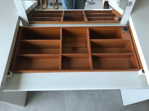 Sideboard/Schreibtisch aus weiß lackiertem Holz, ca. 1980.