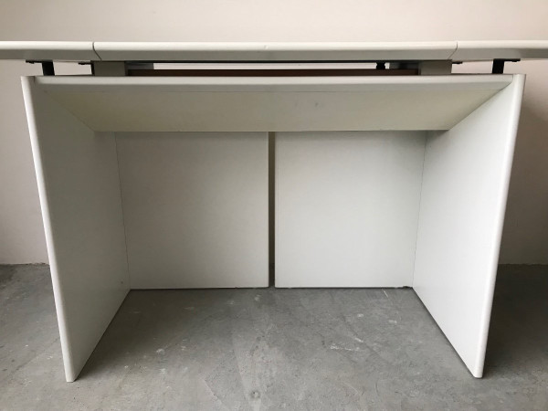Sideboard/Schreibtisch aus weiß lackiertem Holz, ca. 1980.