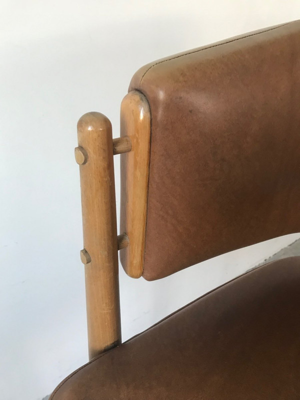 Poltrona in similpelle marrone circa 1950.