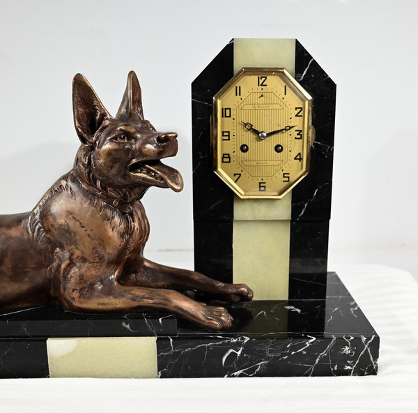 Important Art Deco Mantel Clock in Marble and Dog Sculpture – 1930
