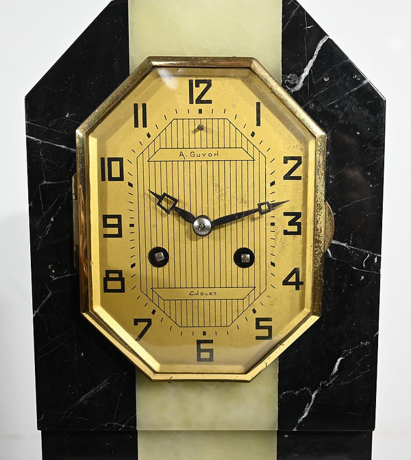 Important Art Deco Mantel Clock in Marble and Dog Sculpture – 1930