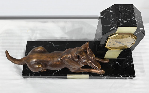 Important Art Deco Mantel Clock in Marble and Dog Sculpture – 1930