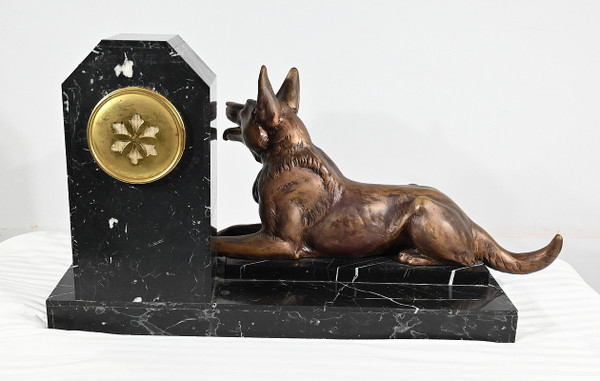 Important Art Deco Mantel Clock in Marble and Dog Sculpture – 1930