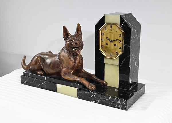 Important Art Deco Mantel Clock in Marble and Dog Sculpture – 1930