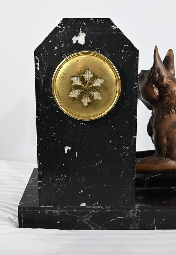 Important Art Deco Mantel Clock in Marble and Dog Sculpture – 1930