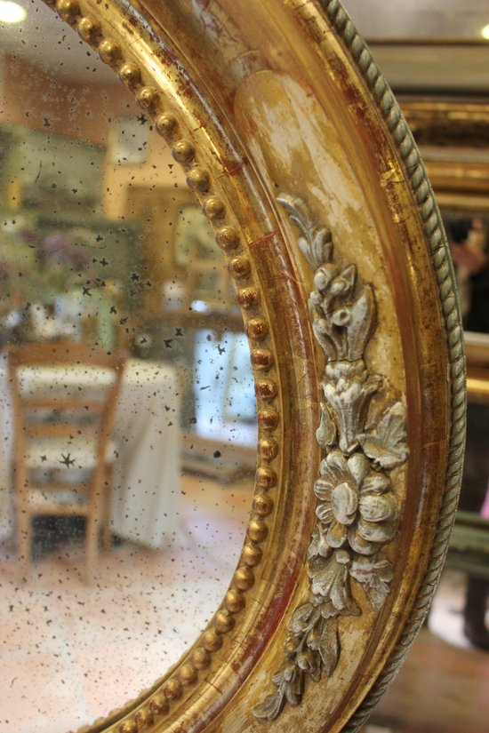 Alte ovale Spiegelrestaurierung Blattgold und Patina