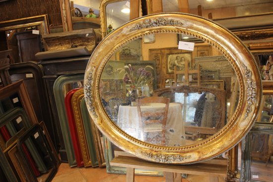 Alte ovale Spiegelrestaurierung Blattgold und Patina