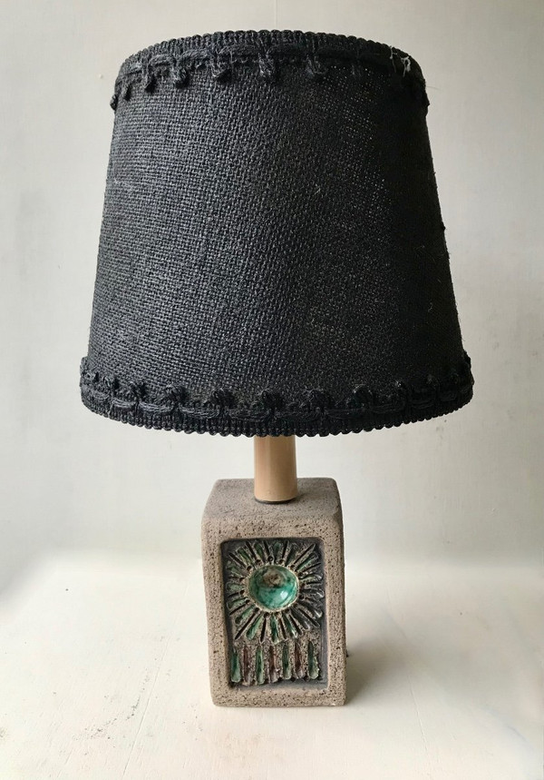 Nachttischlampe aus Stein und Keramik .