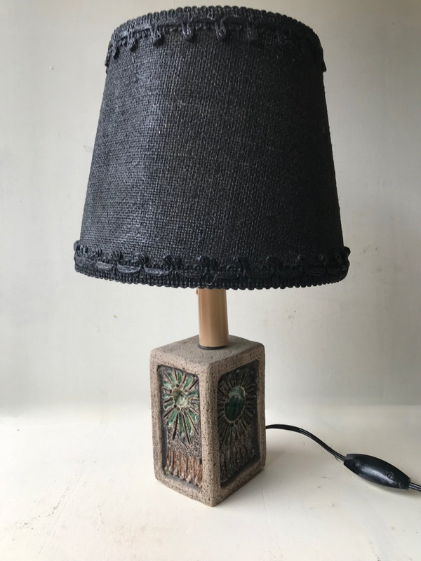 Nachttischlampe aus Stein und Keramik .