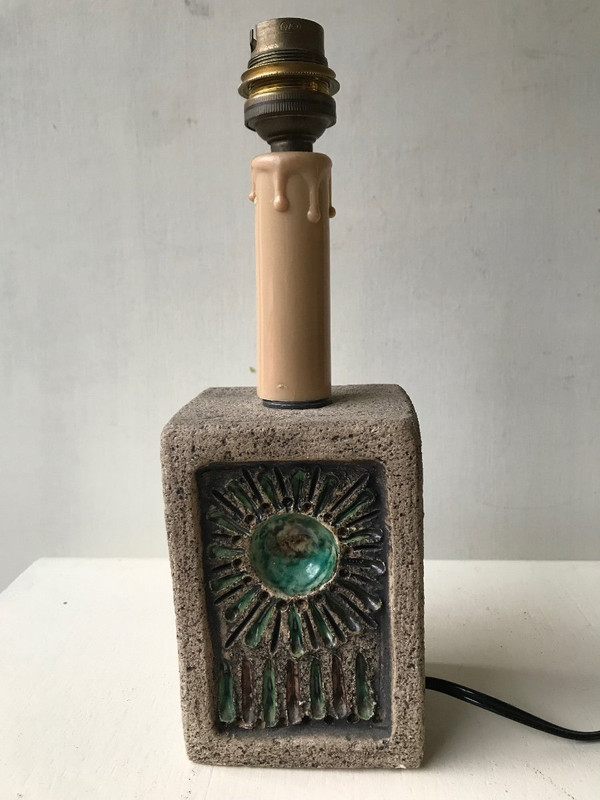 Nachttischlampe aus Stein und Keramik .