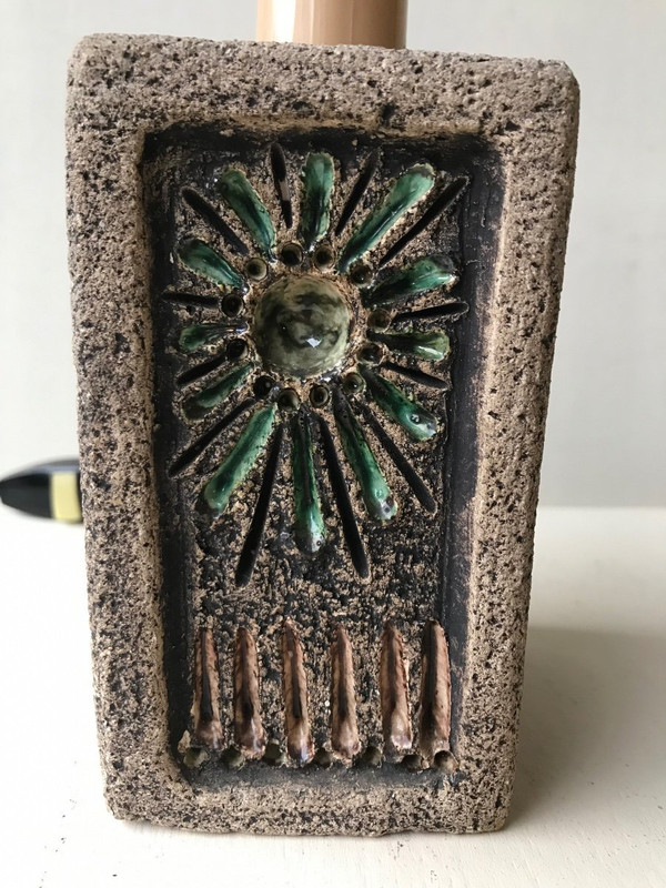 Nachttischlampe aus Stein und Keramik .