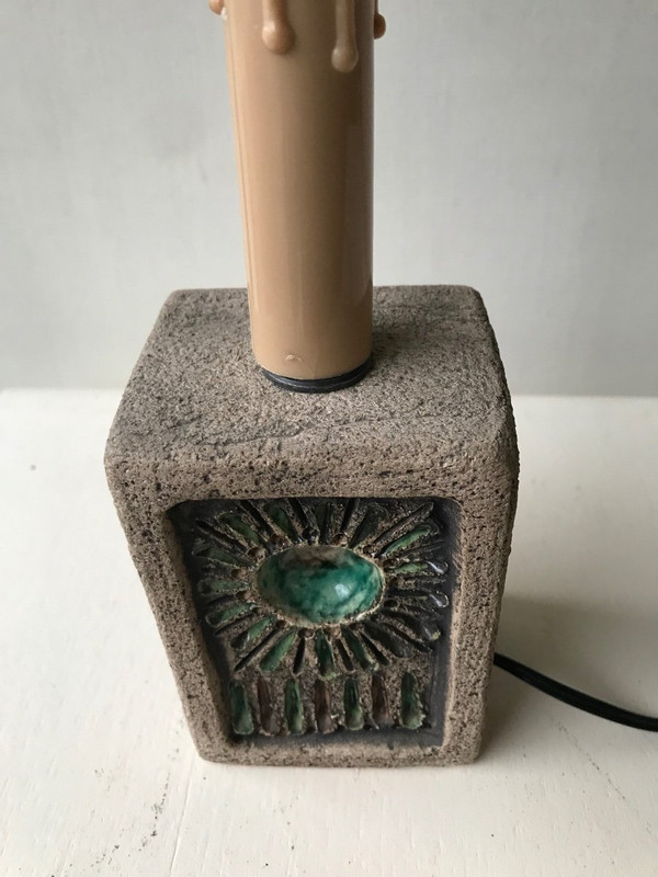Nachttischlampe aus Stein und Keramik .