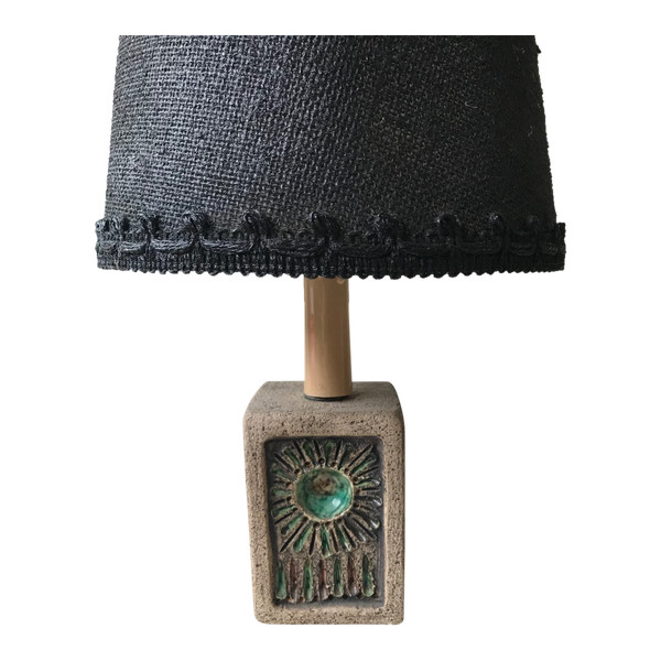 Nachttischlampe aus Stein und Keramik .