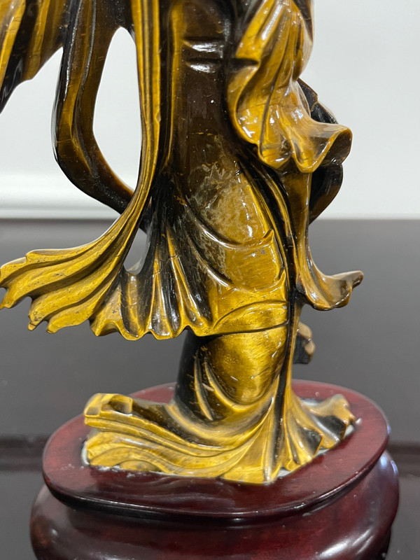 China - Tigerauge-Skulptur aus hartem Stein, die einen Guanyin aus dem 20. Jahrhundert darstellt