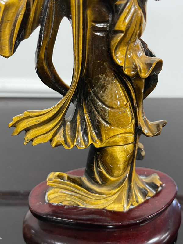 China - Tigerauge-Skulptur aus hartem Stein, die einen Guanyin aus dem 20. Jahrhundert darstellt