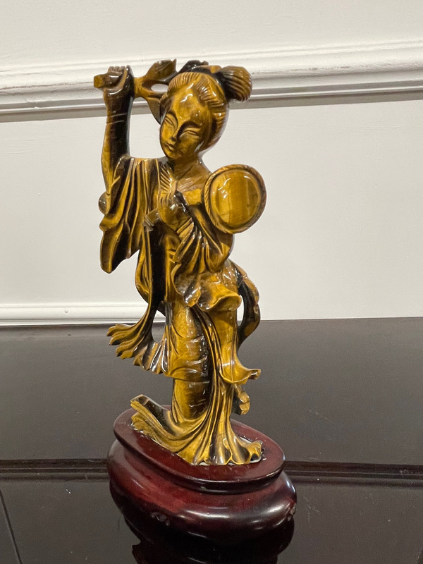 China - Tigerauge-Skulptur aus hartem Stein, die einen Guanyin aus dem 20. Jahrhundert darstellt