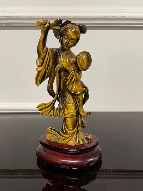 China - Tigerauge-Skulptur aus hartem Stein, die einen Guanyin aus dem 20. Jahrhundert darstellt