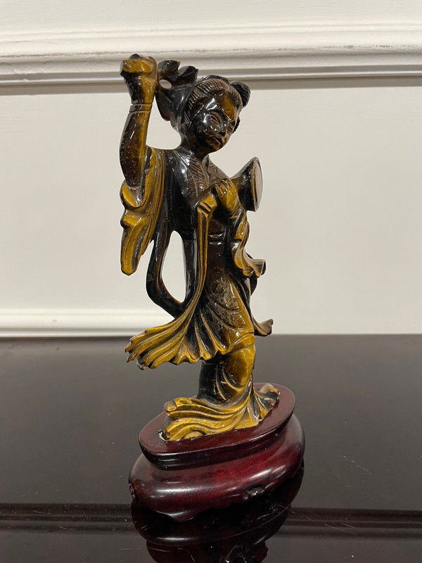 China - Tigerauge-Skulptur aus hartem Stein, die einen Guanyin aus dem 20. Jahrhundert darstellt