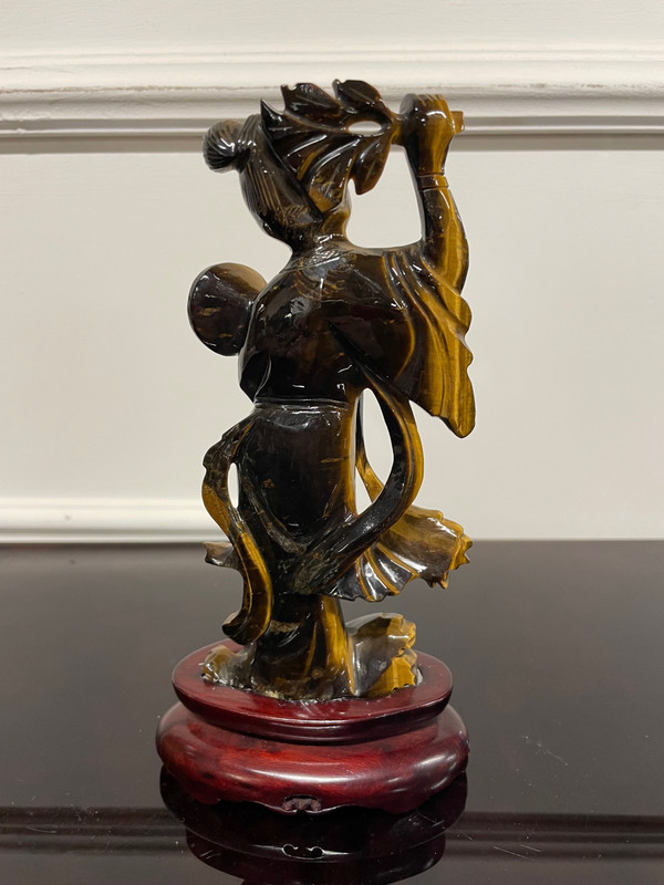 China - Tigerauge-Skulptur aus hartem Stein, die einen Guanyin aus dem 20. Jahrhundert darstellt