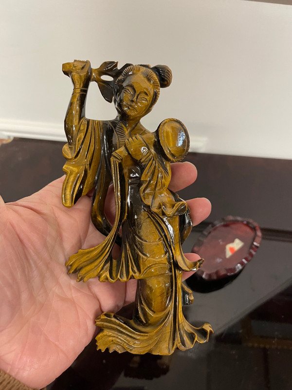 China - Tigerauge-Skulptur aus hartem Stein, die einen Guanyin aus dem 20. Jahrhundert darstellt
