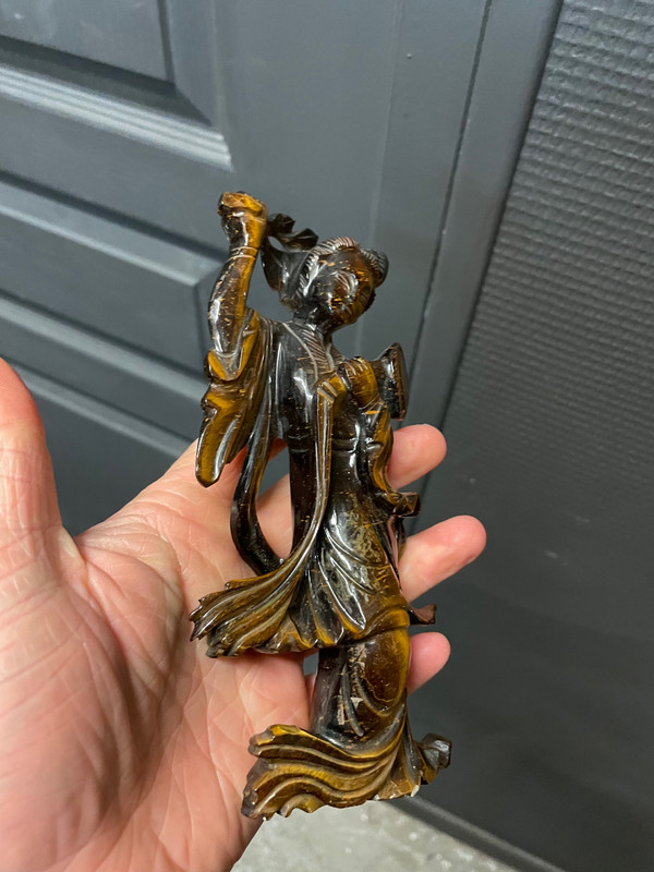 China - Tigerauge-Skulptur aus hartem Stein, die einen Guanyin aus dem 20. Jahrhundert darstellt