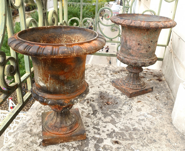Pair of large Medici ornamental/garden cast iron vases, 19th century period - 44cm