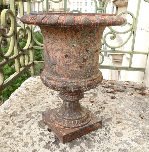 Pair of large Medici ornamental/garden cast iron vases, 19th century period - 44cm