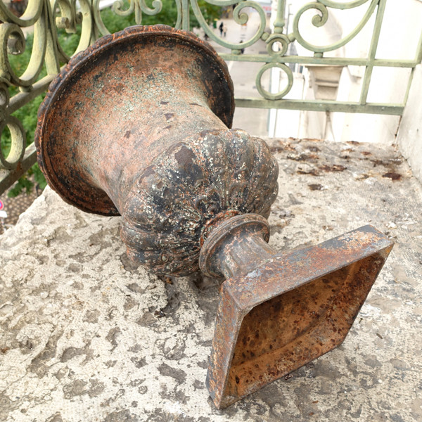 Pair of large Medici ornamental/garden cast iron vases, 19th century period - 44cm