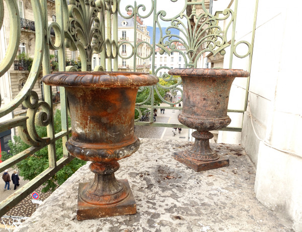 Pair of large Medici ornamental/garden cast iron vases, 19th century period - 44cm