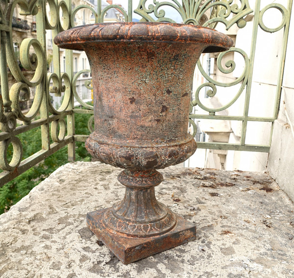 Pair of large Medici ornamental/garden cast iron vases, 19th century period - 44cm