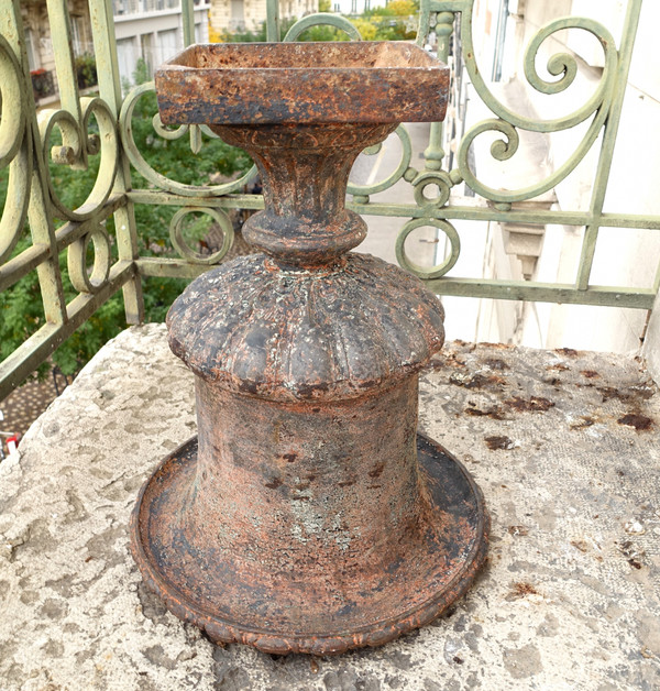Pair of large Medici ornamental/garden cast iron vases, 19th century period - 44cm