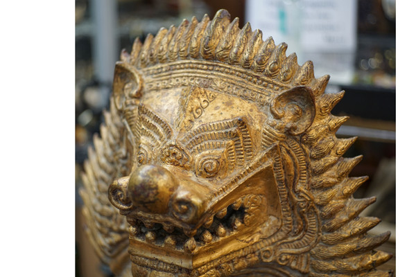 LEONE IN BRONZO, imponente scultura, laccata oro, Thailandia