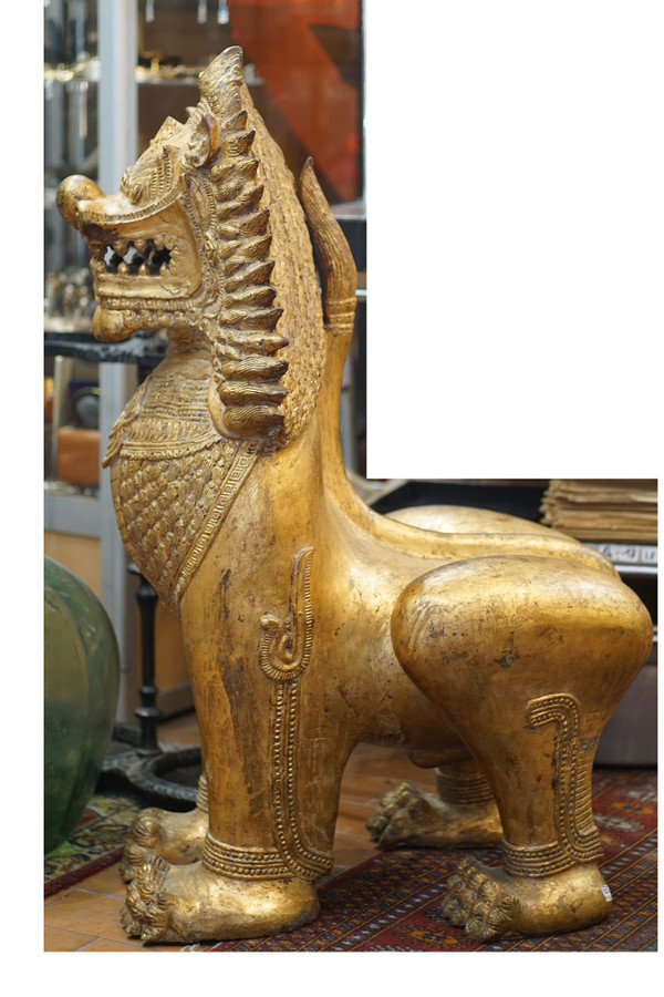 LEONE IN BRONZO, imponente scultura, laccata oro, Thailandia