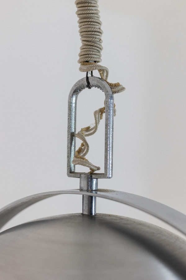 Lampada a sospensione in stile industriale in metallo spazzolato e opalino. Anni '70