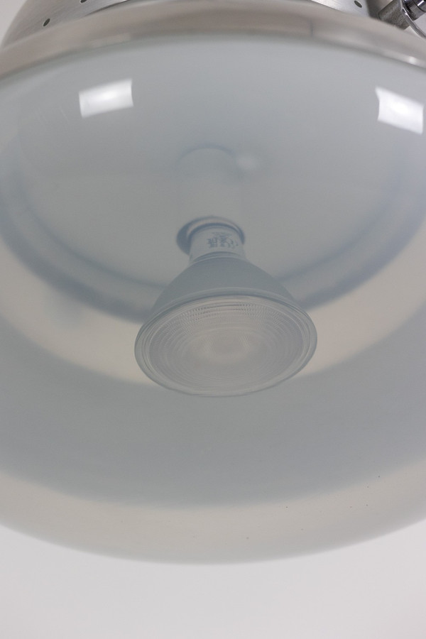 Lampada a sospensione in stile industriale in metallo spazzolato e opalino. Anni '70