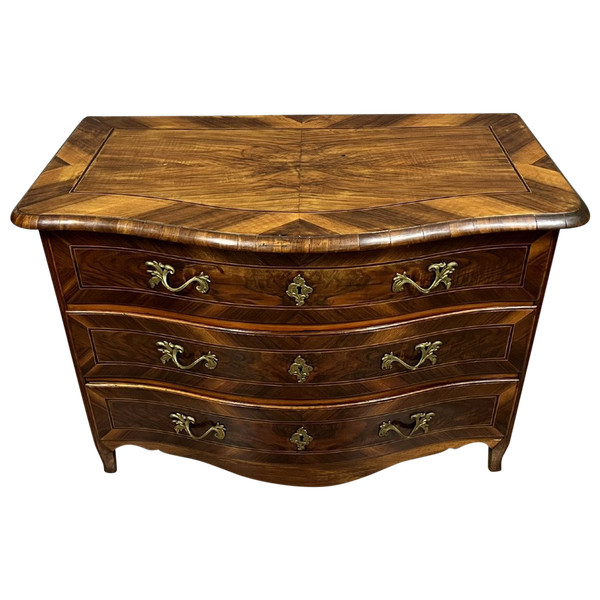 commode galbée époque Louis XV en marqueterie de bois précieux vers 1750