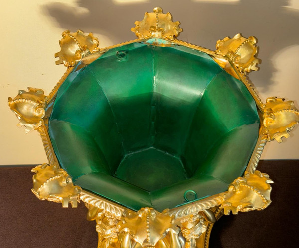 Very important centerpiece, 19th century planter, in chiseled gilded bronze.