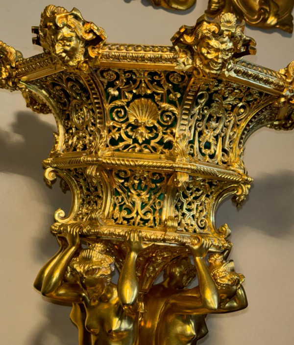 Very important centerpiece, 19th century planter, in chiseled gilded bronze.