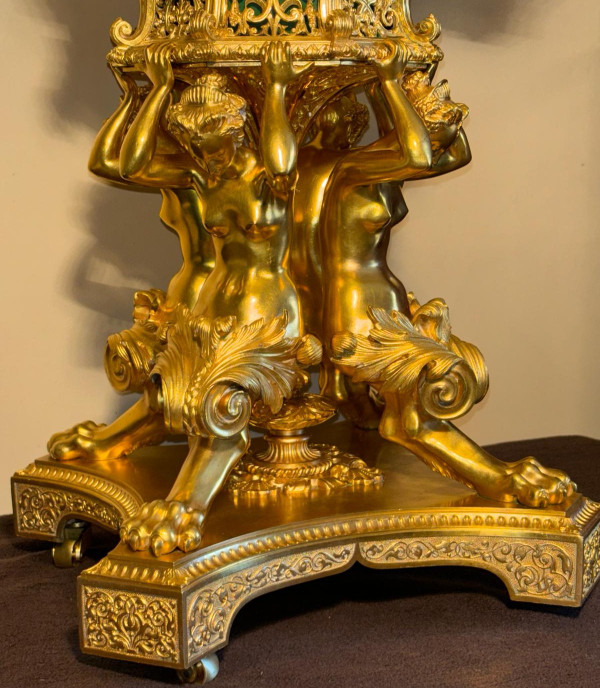 Very important centerpiece, 19th century planter, in chiseled gilded bronze.