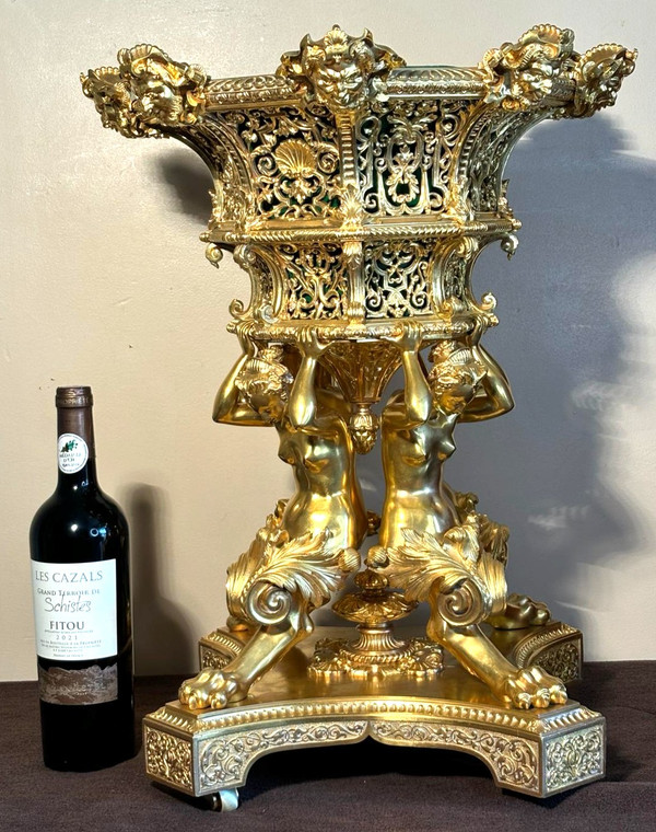 Very important centerpiece, 19th century planter, in chiseled gilded bronze.