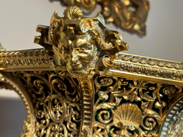 Very important centerpiece, 19th century planter, in chiseled gilded bronze.