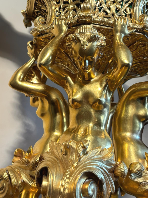Very important centerpiece, 19th century planter, in chiseled gilded bronze.