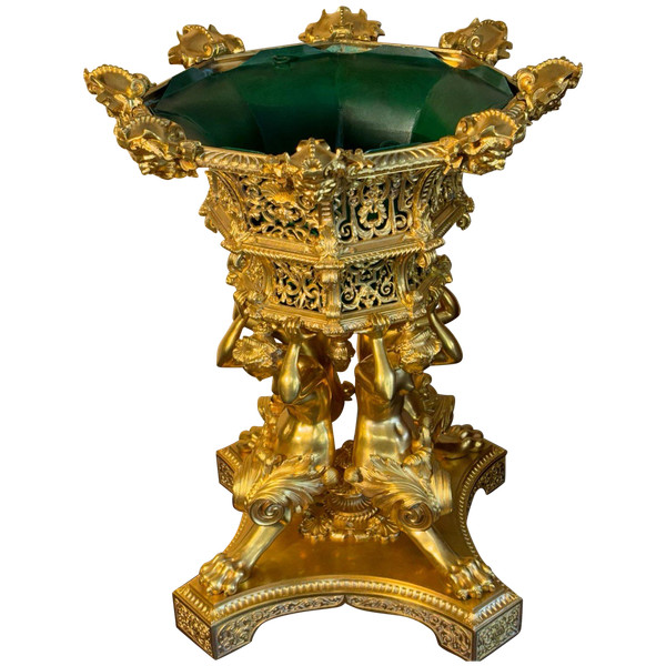 Very important centerpiece, 19th century planter, in chiseled gilded bronze.