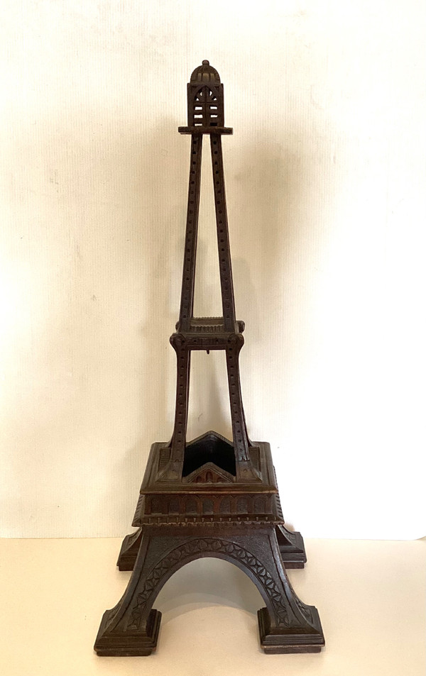 Torre Eiffel in legno intagliato