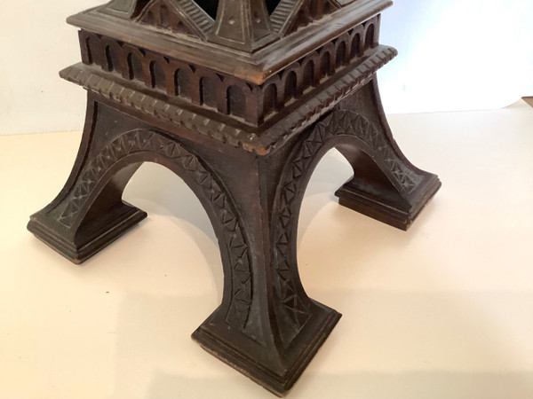 Torre Eiffel in legno intagliato